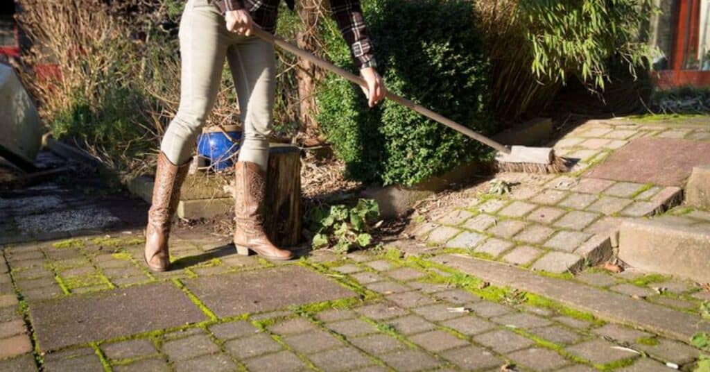 Groene Aanslag van Tegels Verwijderen: Alles Wat Je Moet Weten