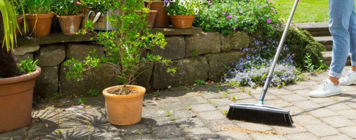 Groene aanslag verwijderen: Hogedrukspuit, tuinmeubelen en azijn