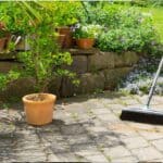 Groene aanslag verwijderen: Hogedrukspuit, tuinmeubelen en azijn