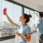 Ramen wassen zonder strepen: de beste methodes voor glanzend schone ramen