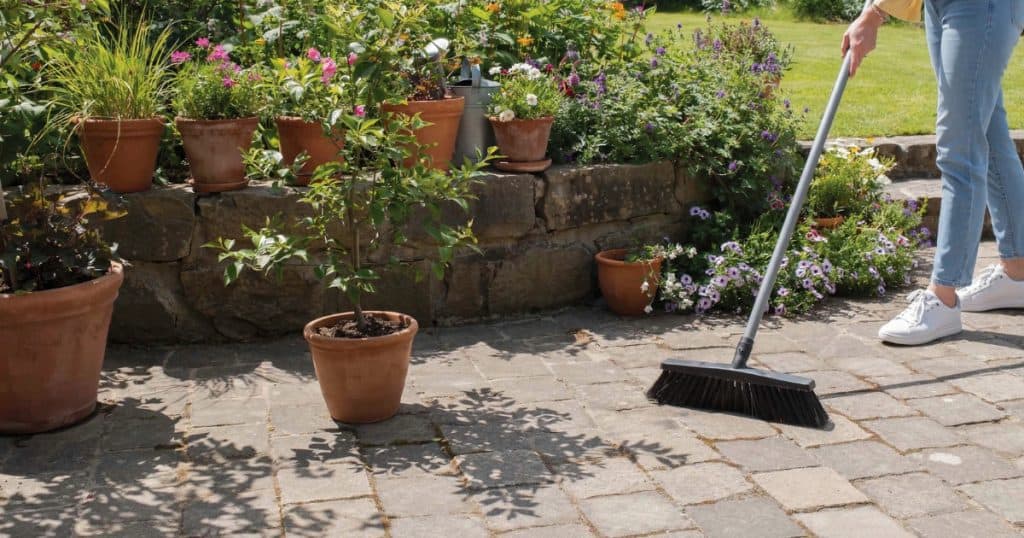 Groene Aanslag Verwijderen: Complete Gids voor Tuin & Tegels