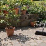 Groene Aanslag Verwijderen: Complete Gids voor Tuin & Tegels