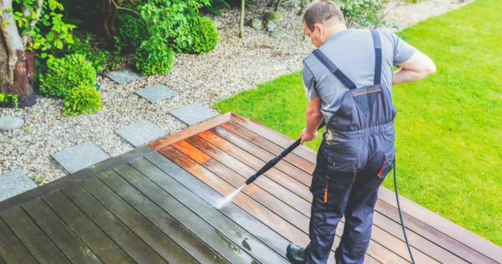 Groene aanslag verwijderen: de complete gids voor een schoon terras, oprit en tuinpad
