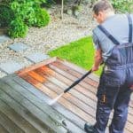 Groene aanslag verwijderen: de complete gids voor een schoon terras, oprit en tuinpad