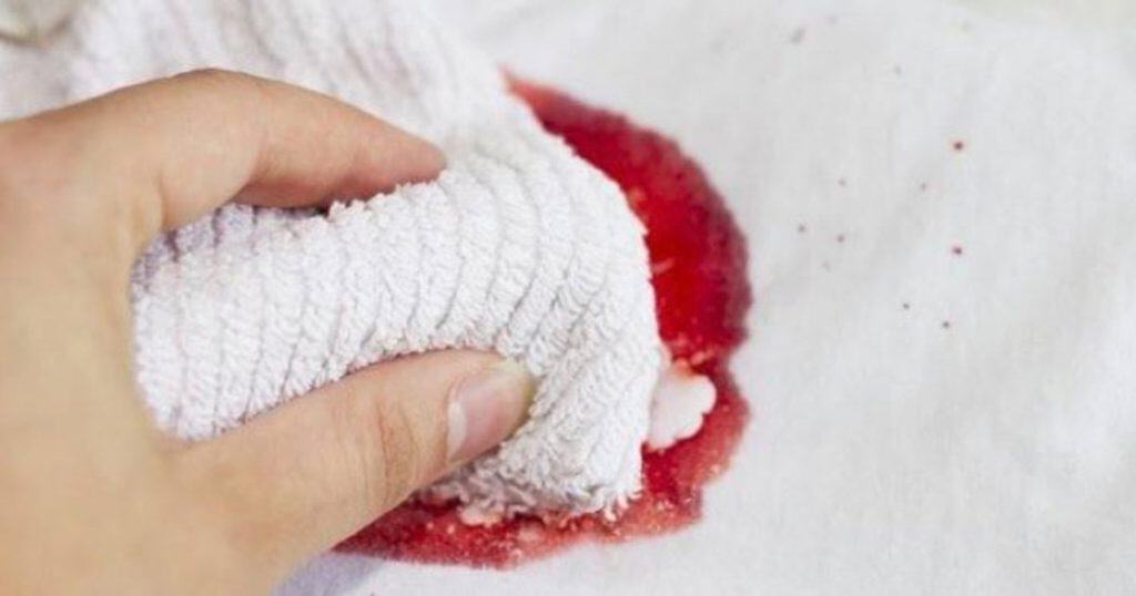 Bloedvlekken verwijderen: bloed uit kleding en textiel schoonmaken