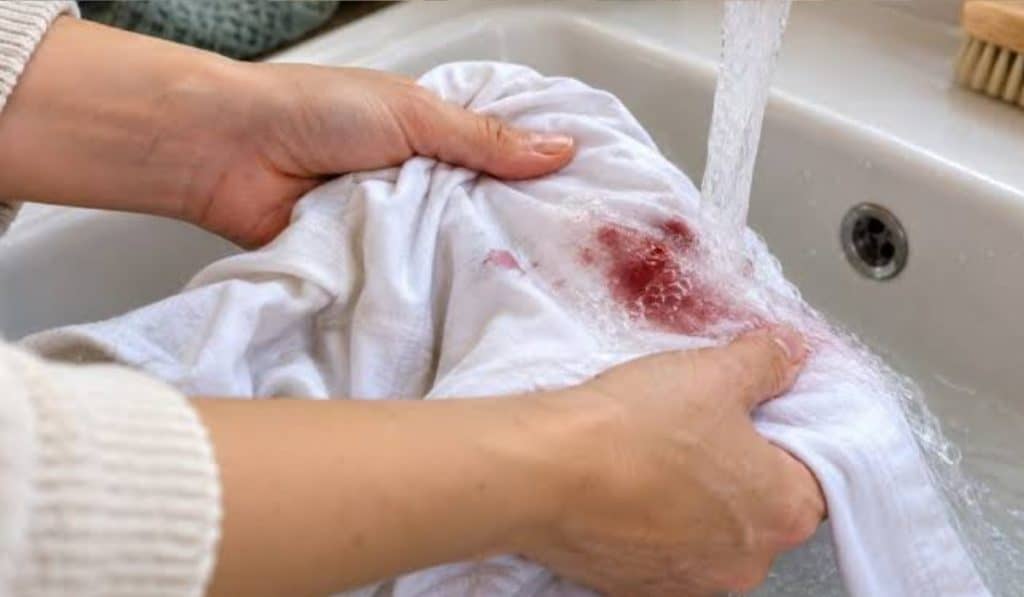 Bloedvlekken verwijderen: bloed uit kleding en textiel schoonmaken